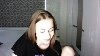 sweet_mia  hot prostitute poses in shorts