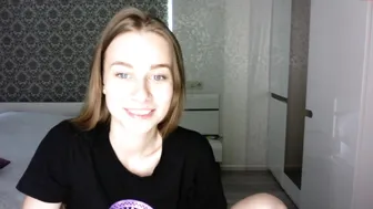 sweet_mia  hot prostitute poses in shorts