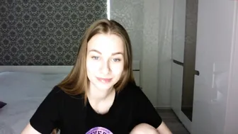 sweet_mia  hot prostitute poses in shorts