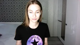 sweet_mia  hot prostitute poses in shorts