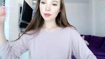 knee_ling  charming courtesan jerks pussy with dildos