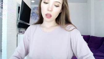 knee_ling  charming courtesan jerks pussy with dildos