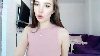 knee_ling  gorgeous babe dancing striptease