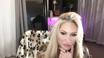 goddessjennafoxx  chubby mare in honor of the holiday shows its bust