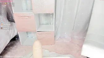 finleyfae  dark skinned lady gently jerks her pussy