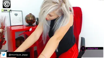 debralee  cute girl masturbates cunt at the wheel
