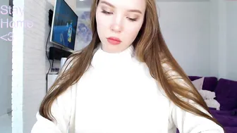 knee_ling  slut fingers her pussy