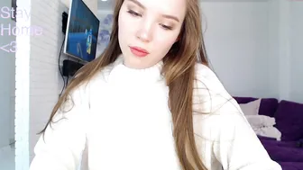 knee_ling  slut fingers her pussy