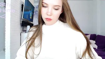 knee_ling  slut fingers her pussy