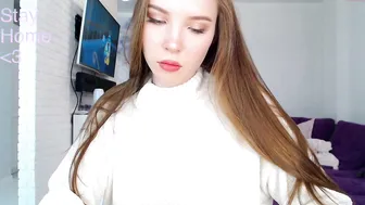 knee_ling  slut fingers her pussy