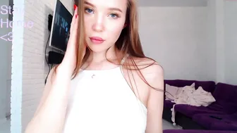 knee_ling  the charming bitch twirls a big booty