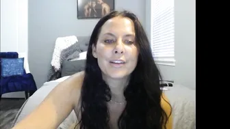 curvymodelmilf  gently fucks pussy