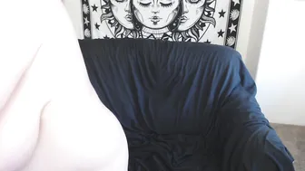 cassie0pia  jerking off the clit on the bed