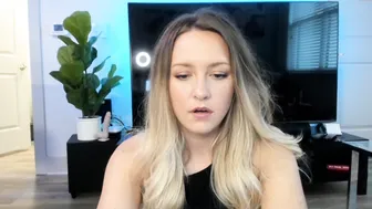 texasthicc  naughty slut caresses big tits