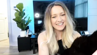 texasthicc  naughty slut caresses big tits