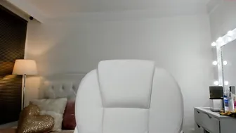 sarah_miller84  fucking herself in her pussy