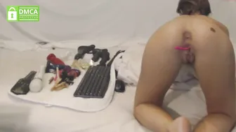sexy_chick99  playing with her big tits