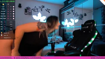 kimmie_  plump brunette masturbating pussy with her hand