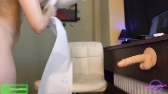 queen_leylla  charming bitch caresses big tits