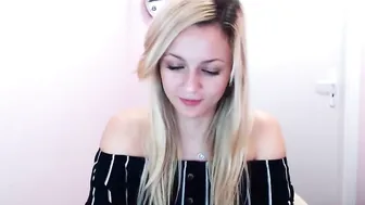 mia_liv  perfect slut caresses beautiful boobs