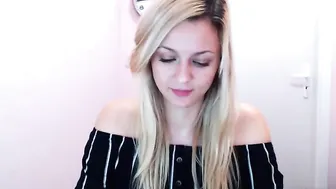mia_liv  perfect slut caresses beautiful boobs