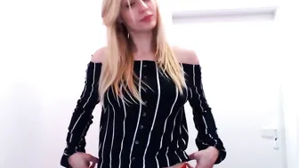 mia_liv  perfect slut caresses beautiful boobs