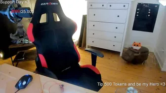kimilee22  gently pushes the toy in her pussy