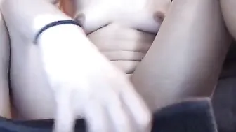 vanessaw spicy chick gently pulls pussy