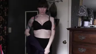 bettie_bondage charming shows off her tits.