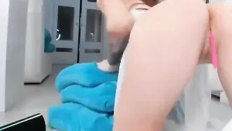 iceteqila shows her pussy on the chair