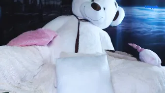 liisppb sexy chick caresses pussy and nipples