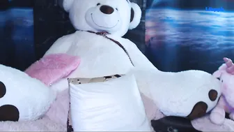 liisppb jerking on a chair