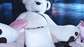 liisppb jerking on a chair