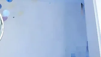 bunni Pregnant woman posing in front of webcam.