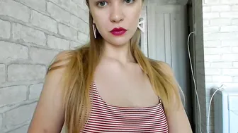 CuteVera95 Hot lady squeezes tits in the kitchen