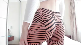 scarlett23xxx greedily fucks her pussy