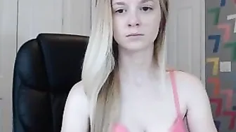 misskaysie rubs her clit and fucks herself with a dildo