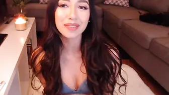 robinmae Pretty babe fucks herself