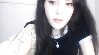 ashleeyy An imposing bitch puts her dildo in the vagina