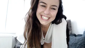 emerald_kittycat attractive cockroach shows tanned body