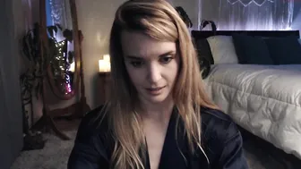 phoenix_taylor loves to put fingers in forbidden places
