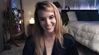 phoenix_taylor loves to put fingers in forbidden places
