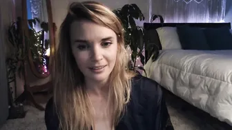 phoenix_taylor loves to put fingers in forbidden places