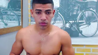 gym_model_hot delicious bitch pulls her holes