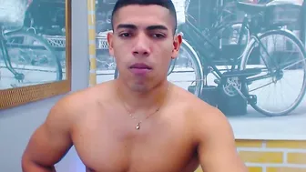 gym_model_hot delicious bitch pulls her holes