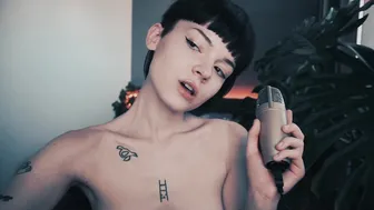 tamagochi_gf crazy woman masturbating cunt with hand