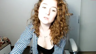 curlycutie19 cute lady spins happily in front of the webcam and shines with all the charms