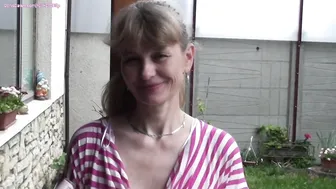 Doris Dawn busty  girl  fingering her pussy with a vibrator