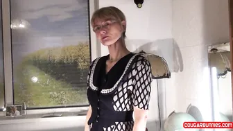 Doris Dawn fascinating skin strips and pulls pussy