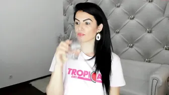 queenrannya crazy babe shows beautiful breasts